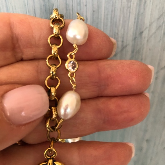 CHANEL bee charm on gorgeous Julie Kreamer gold & freshwater pearl bracelet - Picture 5 of 16